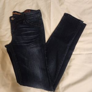 Rock Revival, Lucy jegging